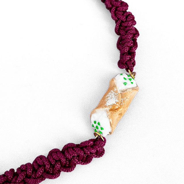 Collana Siciliana Cannolo Gusto Ricotta e Granella di Pistacchi – Artigianale in Argilla Polimerica, Regolabile