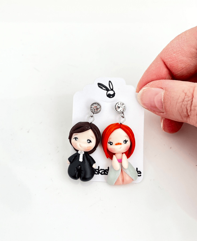 Orecchini a lobo pendenti fan art in stile chibi con strass bianco e perni in acciaio inossidabile