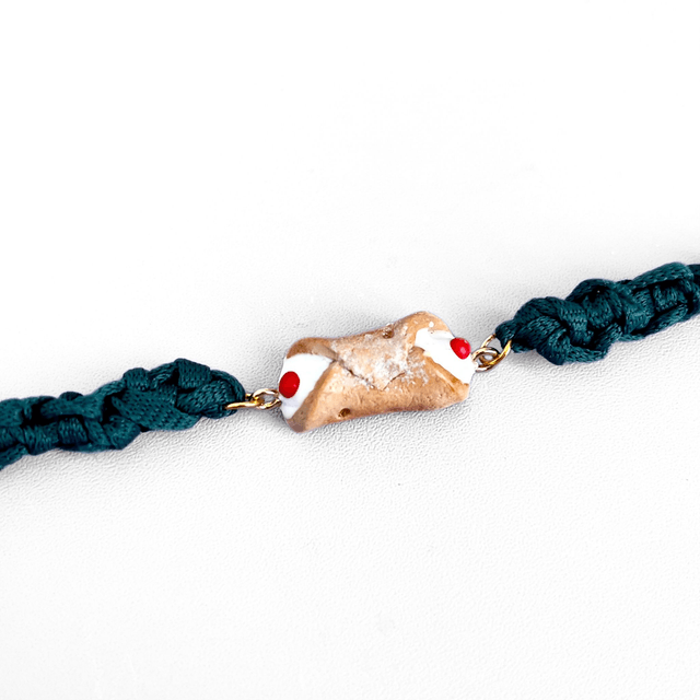 Bracciale Siciliano Cannolo Gusto Ricotta e Ciliegia Candita – Artigianale in Argilla Polimerica, Regolabile