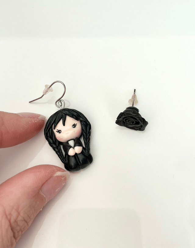Orecchini a perno e pendenti con bambolina fan art