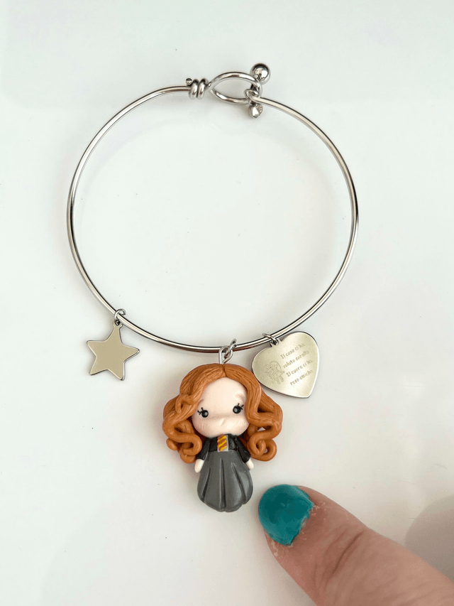 Bracciale rigido in acciaio inox con bambolina fan art in stile chibi
