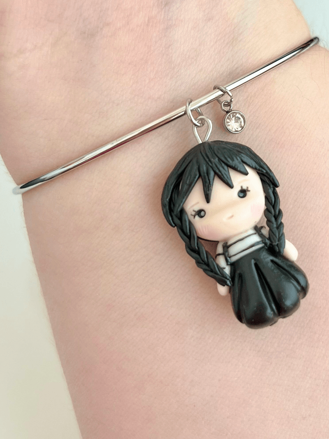 Bracciale rigido in acciaio inox con bambolina fan art in stile chibi