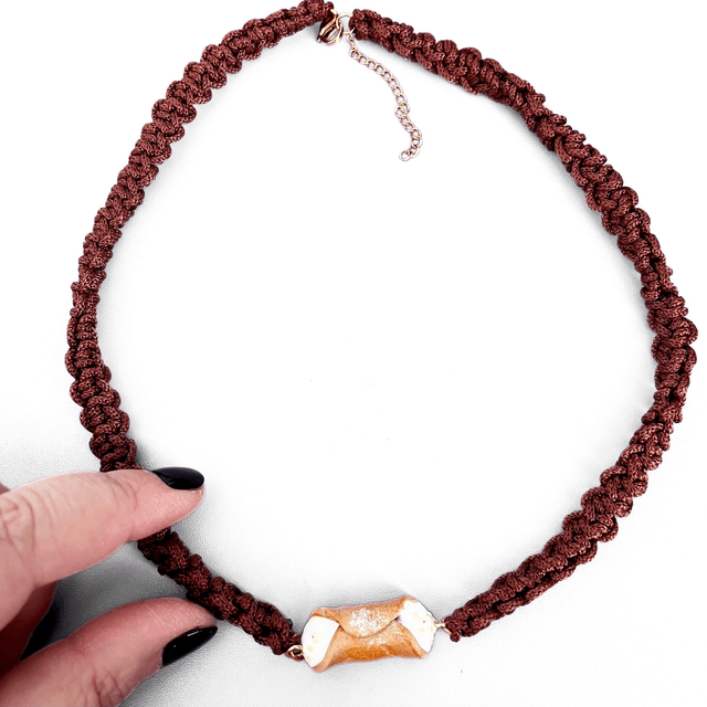 Parure Siciliana: Collana, Bracciale, Orecchini con Cannolo Gusto Ricotta e Granella di Nocciole – Artigianale in Argilla Polimerica, Regolabile