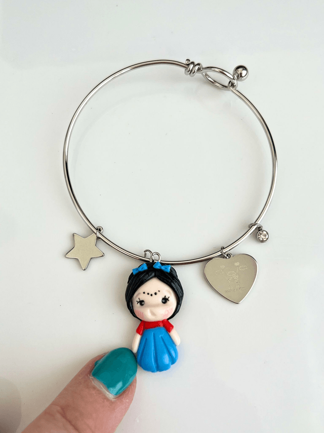 Bracciale rigido in acciaio inox con bambolina ispirata a Frida Kahlo in stile chibi