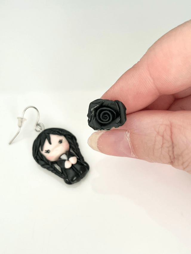 Orecchini a perno e pendenti con bambolina fan art