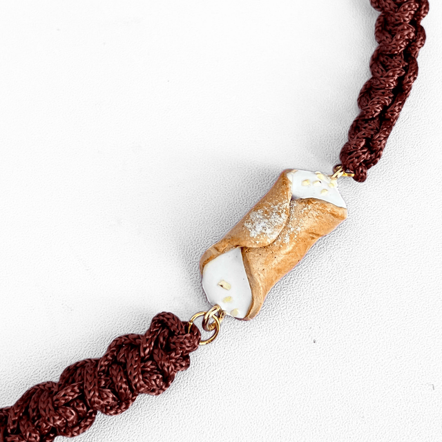 Parure Siciliana: Collana, Bracciale, Orecchini con Cannolo Gusto Ricotta e Granella di Nocciole – Artigianale in Argilla Polimerica, Regolabile