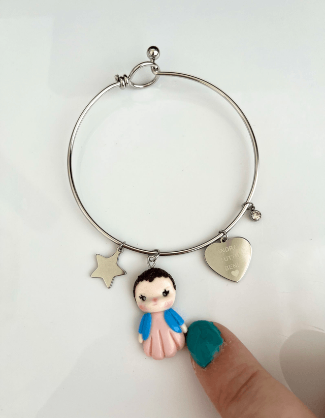Bracciale rigido in acciaio inox con bambolina fan art in stile chibi