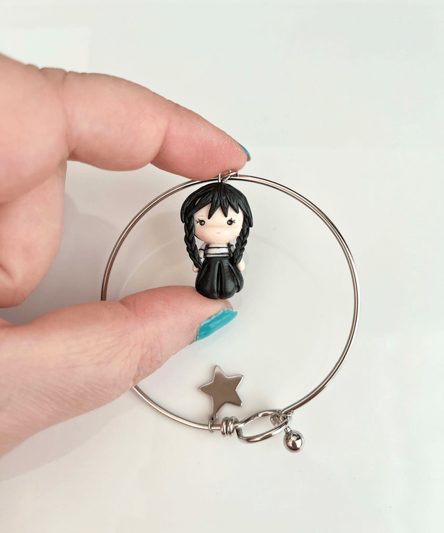 Bracciale rigido in acciaio inox con bambolina fan art in stile chibi