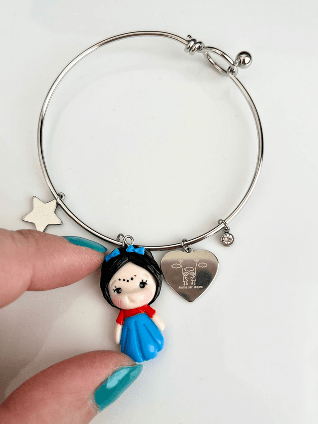 Bracciale rigido in acciaio inox con bambolina ispirata a Frida Kahlo in stile chibi