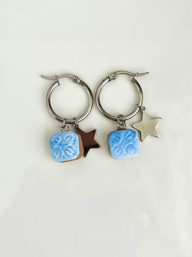 Orecchini Siciliani a Cerchio con mini maiolica e ciondoli in acciaio - Azzurro