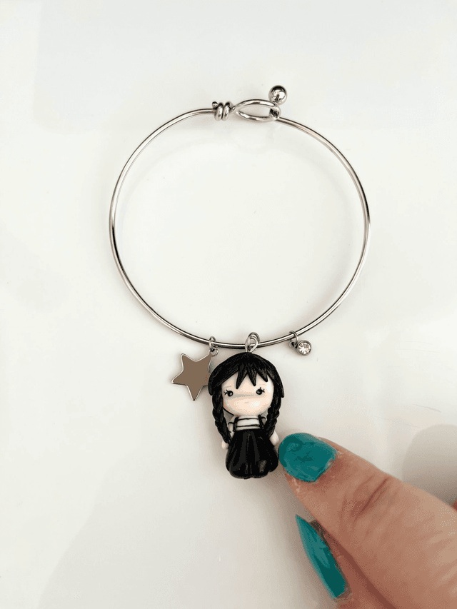 Bracciale rigido in acciaio inox con bambolina fan art in stile chibi